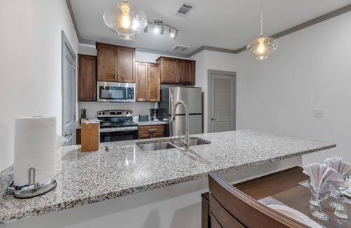 Farragut Apartment | Stunning I Corporate I Parking I Pool I Gym