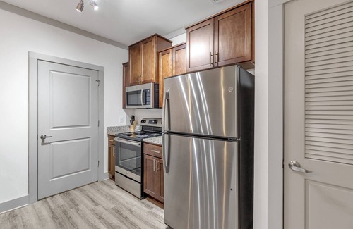 Farragut Apartment | Stunning I Corporate I Parking I Pool I Gym
