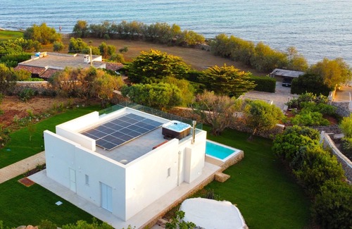 Marina di Felloniche Villa | Stunning 5*-villa w/ beach access, pool & jacuzzi