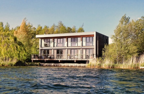 Lechlade Villa | Stunning Lake House in the 5 star Lakes By Yoo Resort in Heart of The Cotswolds