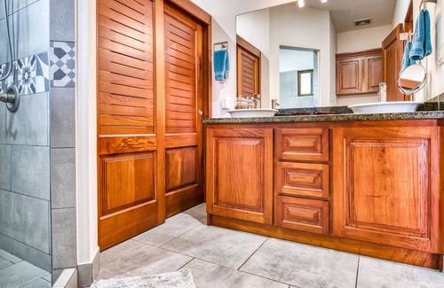 Tronadora House | Stunning Lake, Volcano, and Mountain Views, chef's kitchen with 2 King Suites!