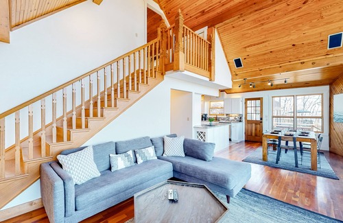 Bentonville - Fayetteville Cabin | Stunning lakefront home with guesthouse, private infinity pool, sauna & firepit