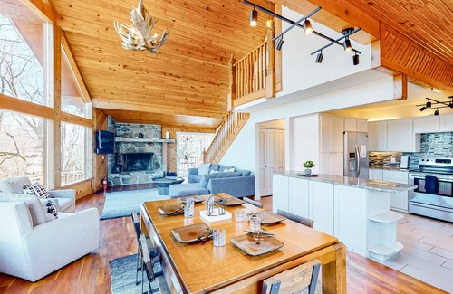 Bentonville - Fayetteville Cabin | Stunning lakefront home with guesthouse, private infinity pool, sauna & firepit