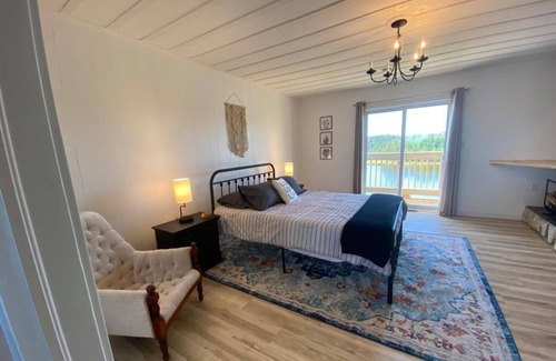 Mount Carmel-Mitchells Brook-St. Catherines House | Stunning Lakehouse Deer Park Waterfront Cottage