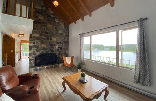 Mount Carmel-Mitchells Brook-St. Catherines House | Stunning Lakehouse Deer Park Waterfront Cottage