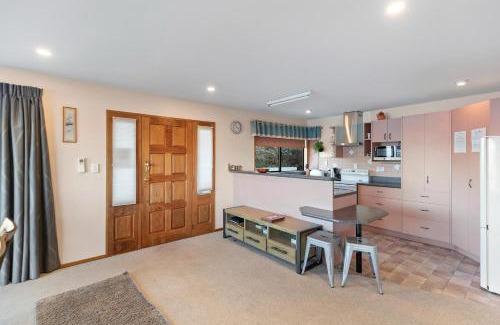 Fernhill House | Stunning lakeview and mountain family retreat