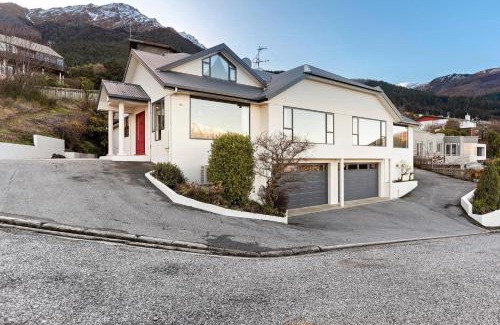 Fernhill House | Stunning lakeview and mountain family retreat