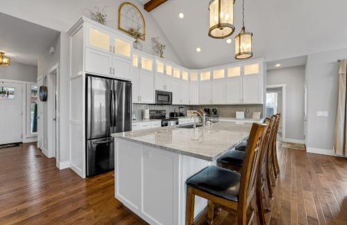 Branson West House | Stunning Lakeview Retreat residence