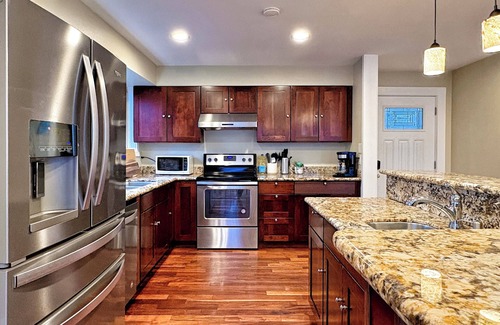 Bryn Mawr-Skyway House | Stunning Lakeview with balcony, 6min lightrail, 10min airport, walk to trailhead