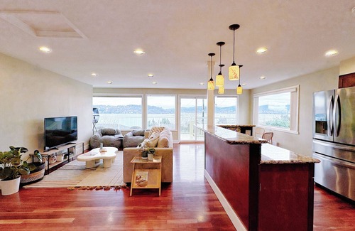 Bryn Mawr-Skyway House | Stunning Lakeview with balcony, 6min lightrail, 10min airport, walk to trailhead
