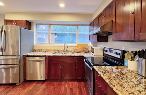 Bryn Mawr-Skyway House | Stunning Lakeview with balcony, 6min lightrail, 10min airport, walk to trailhead