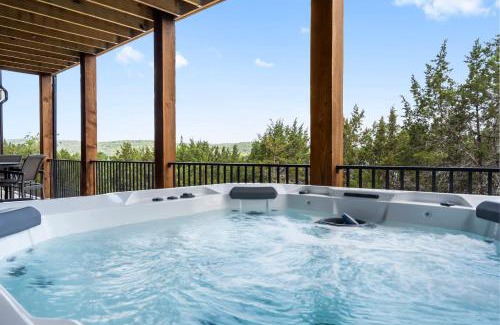 Hollister House | Stunning Lakeviews, Private Hot tub, Free SDC Tickets, Foosball, Arcade, Air Hockey!