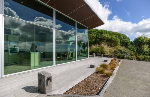 Havelock North House | Stunning location, modern luxury cottage