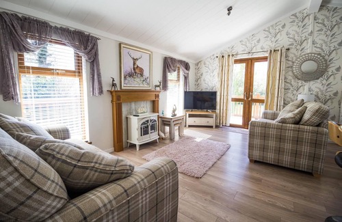 Saxmundham Cabin | Stunning lodge with free WiFi for hire at Carlton Meres in Suffolk ref 60013M