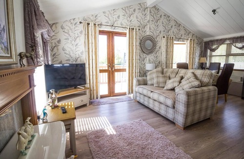 Saxmundham Cabin | Stunning lodge with free WiFi for hire at Carlton Meres in Suffolk ref 60013M