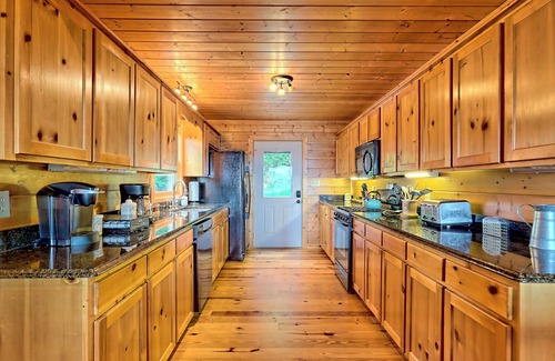 Screamer Mountain Cabin | Stunning Log Cabin w/Spectacular Mtn. Views min. from Downtown Clayton, GA!