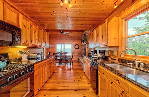 Screamer Mountain Cabin | Stunning Log Cabin w/Spectacular Mtn. Views min. from Downtown Clayton, GA!
