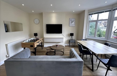 London Borough of Croydon Apartment | Stunning Mayfield Apartment
