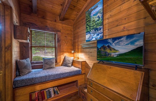 Sevierville Cabin | Stunning Mnt View Cabin: Hot Tub & Hiking Trails