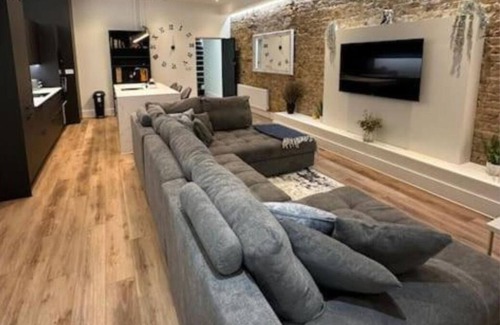 Westcliff-on-Sea Apartment | Stunning & Modern 2BR w/WiFi & Netflix - City Centre Nr Cliffs Pavillion