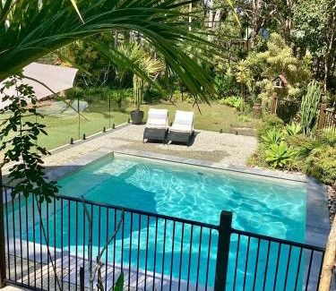 Weyba Downs House | Stunning Modern Queenslander, steps to Lake