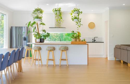 Weyba Downs House | Stunning Modern Queenslander, steps to Lake