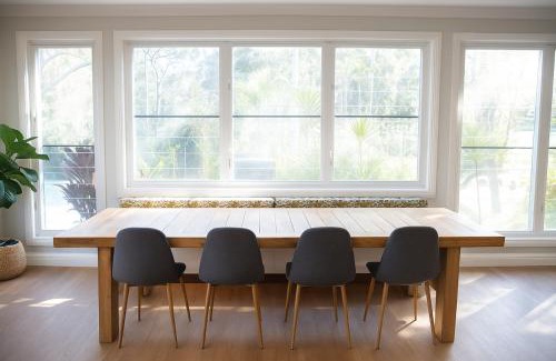Weyba Downs House | Stunning Modern Queenslander, steps to Lake