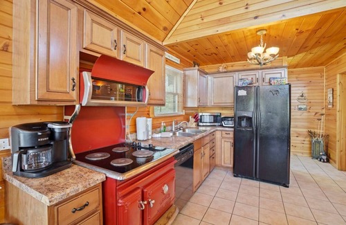 Hemlock Hills House | Stunning Mountain Cabin w Hot tub