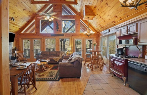 Hemlock Hills House | Stunning Mountain Cabin w Hot tub