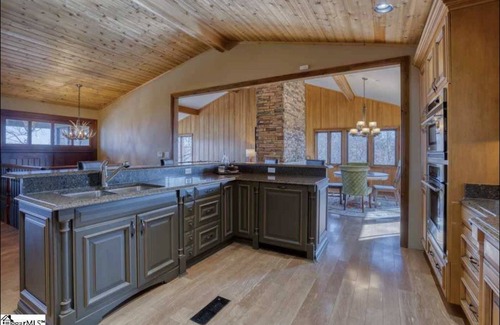 Lynn House | Stunning Mountain Retreat with Hot Tub