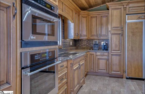 Lynn House | Stunning Mountain Retreat with Hot Tub