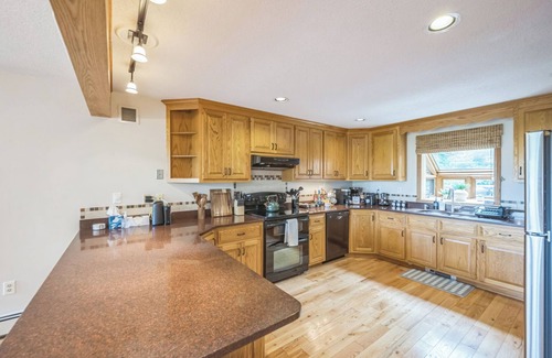 Conway House | Stunning Mountain Views! Skiing & North Conway! Relax in the private Hot Tub!
