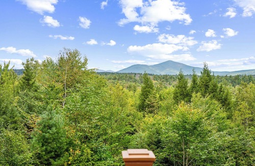 Conway House | Stunning Mountain Views! Skiing & North Conway! Relax in the private Hot Tub!