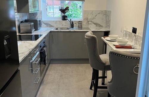 Custom House Apartment | Stunning Newly Decorated Flat with Own Entrance and Garden