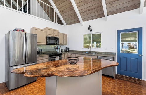 Laupahoehoe House | Stunning Ocean-front Retreat Overlooking Laupahoehoe Point