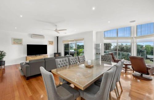 Torquay House | Stunning ocean views indoor spa and sun deck