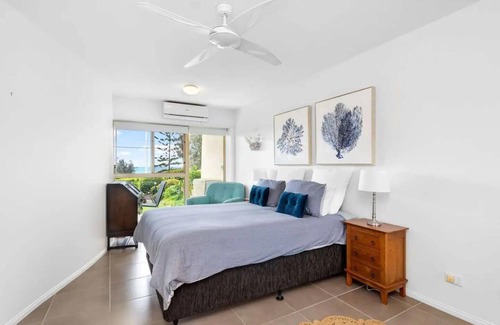 Shelly Beach Apartment | Stunning Oceanfront Apartment. Enjoy the ocean breeze, pool and private garden.