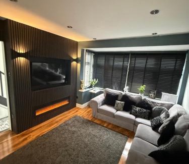 Ponders End House | Stunning Open Plan 3 Bedroom House