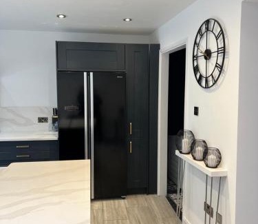 Ponders End House | Stunning Open Plan 3 Bedroom House