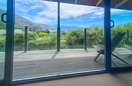 Lake Hawea House | Stunning panoramic Lake Views 5 Bedrooms - 15m to Wanaka