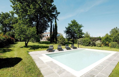 San Damiano dʼAsti House | Stunning private villa for 9 guests with A/C, private pool, WIFI, TV, patio and pets allowed