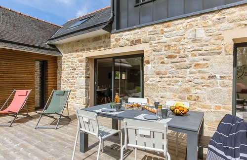 Clohars-Fouesnant House | Stunning private villa for 6 guests with private pool, WIFI, TV, terrace and pets allowed