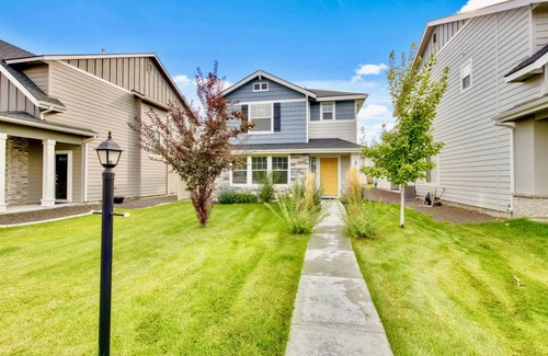 Meridian House | Stunning Private 3 Bedroom Home in the Heart of Meridian
