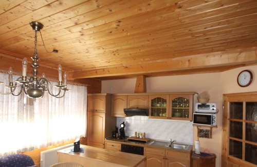 Albeck House | Stunning private villa for 6 guests with TV, balcony and parking