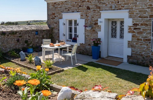 Plogoff House | Stunning private villa for 5 guests with TV, terrace, pets allowed and panoramic view