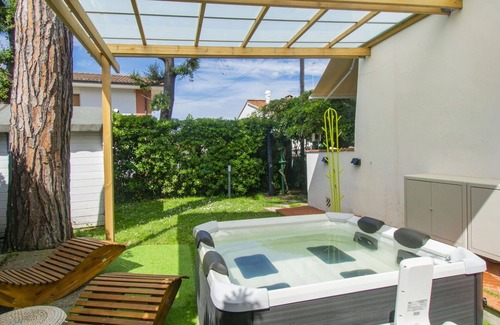 Tirrenia Villa | Stunning private villa for 6 people with hot tub, WIFI, A/C, TV, terrace, pets allowed and parking