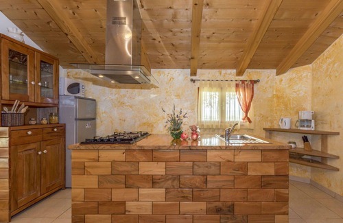Rebici House | Stunning private villa for 6 guests with WIFI, A/C, TV, terrace, pets allowed and parking