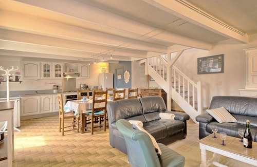 Belz House | Stunning private villa for 7 guests with WIFI, TV and terrace