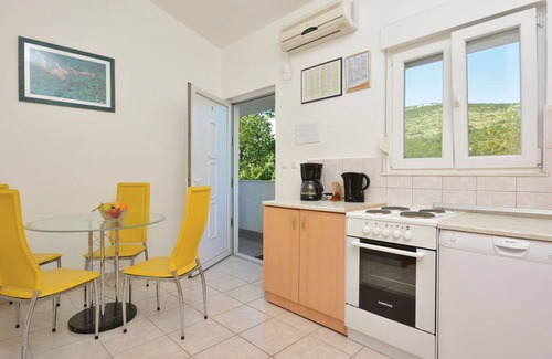 Labin House | Stunning private villa for 7 guests with WIFI, A/C, private pool, TV, terrace and pets allowed
