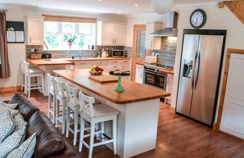 Lerags Villa | Stunning private villa for 10 guests with TV, patio, pets allowed and panoramic view
